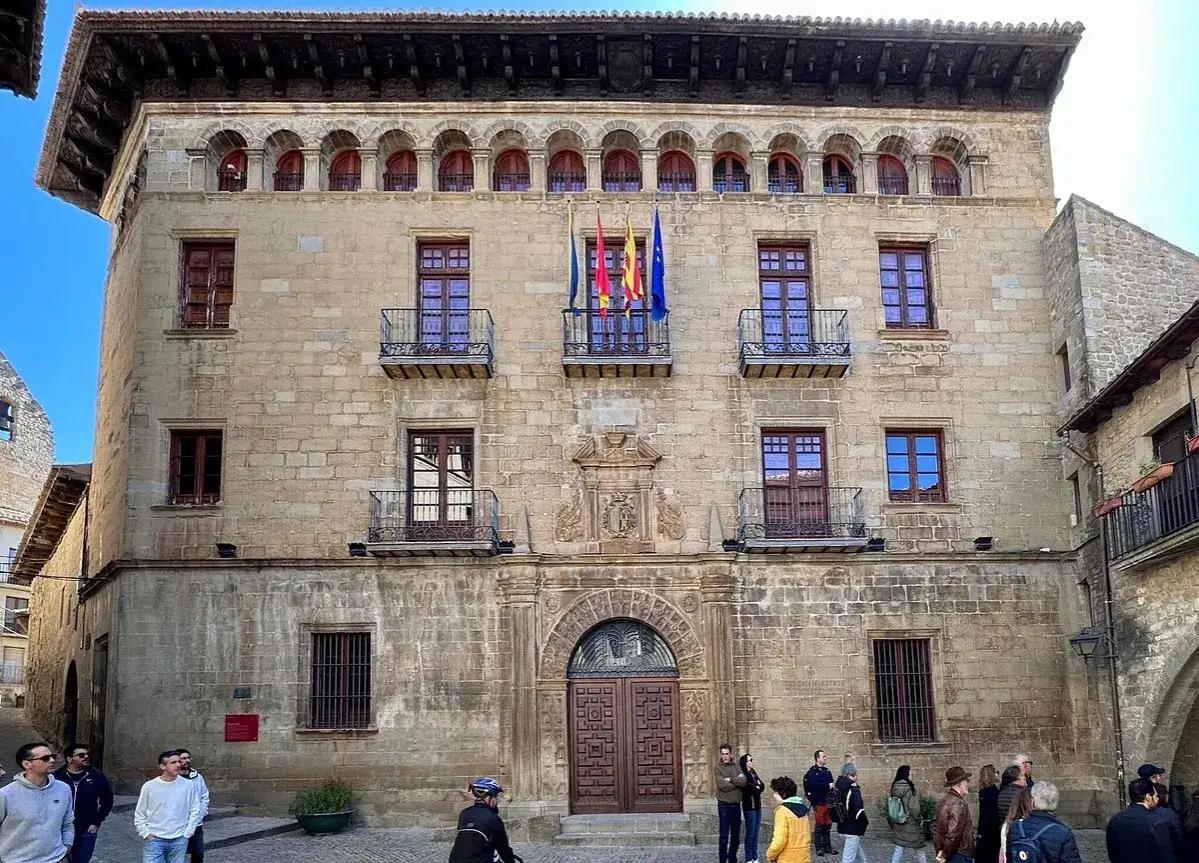 Edificio hist&oacute;rico en Sos del Rey Cat&oacute;lico, que ver: fachada de piedra con balcones, escudo y entrada principal.