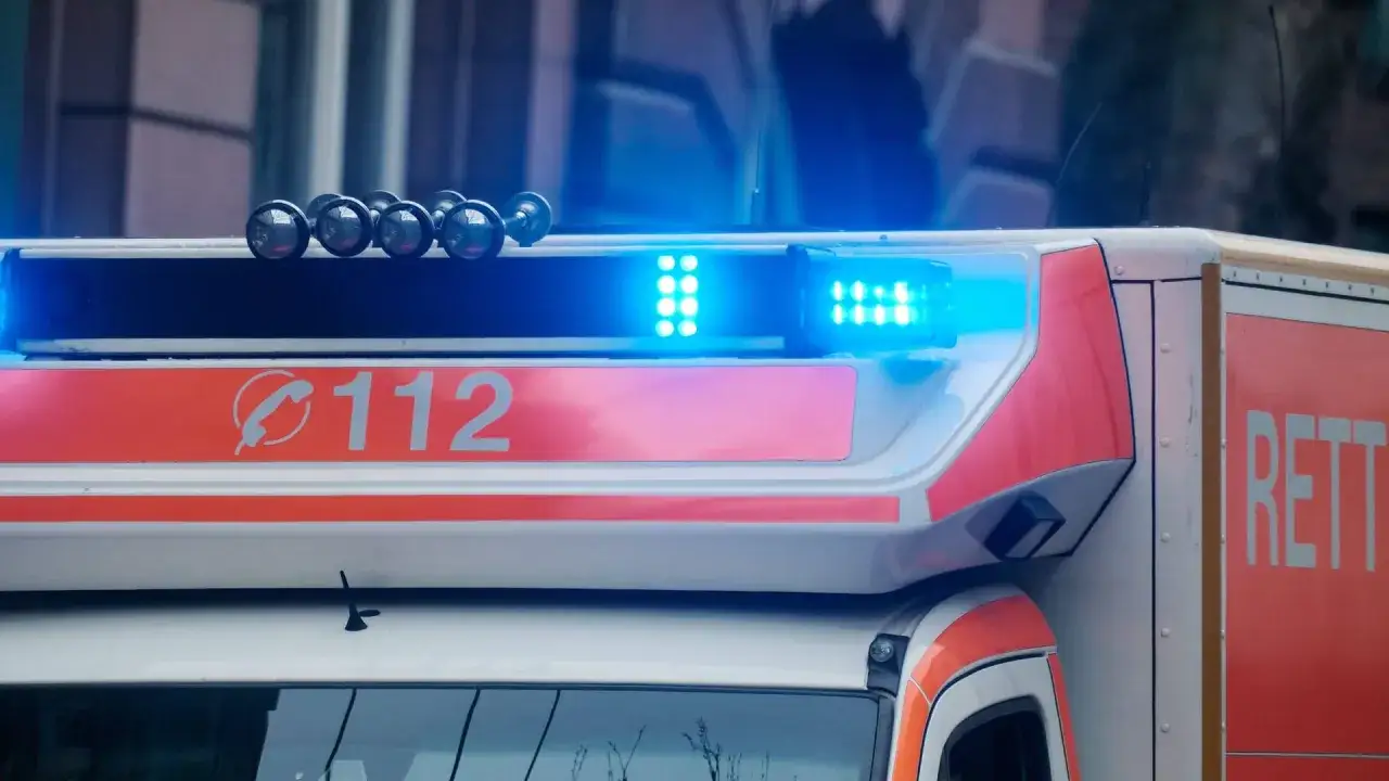 Blaulicht auf einem Rettungswagen. Wer unberechtigt mit Blaulicht fährt, riskiert eine hohe Strafe.
