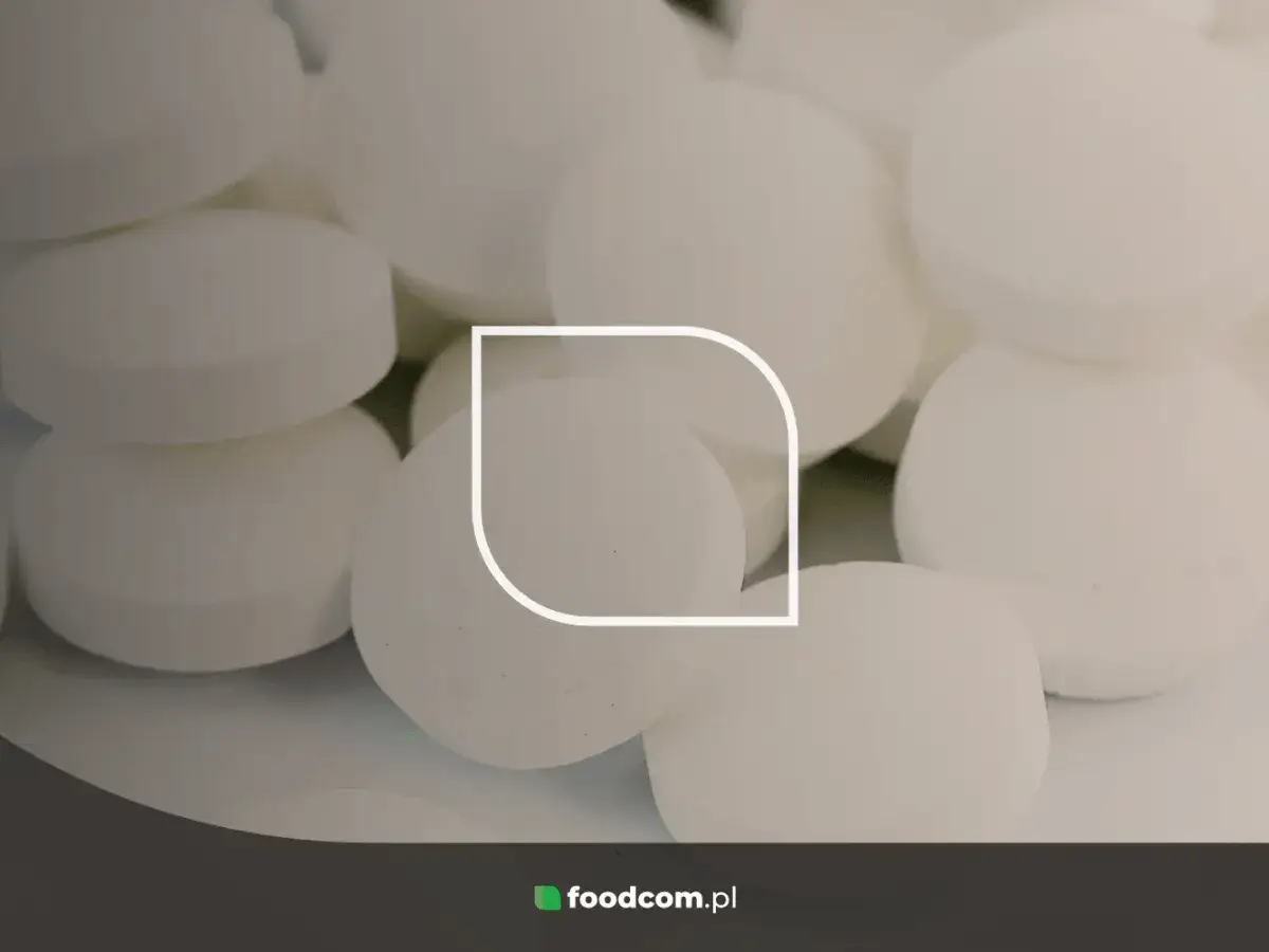 Wei&szlig;e Tabletten, vielleicht S&uuml;&szlig;stoff wie Acesulfam K, liegen dicht beieinander.