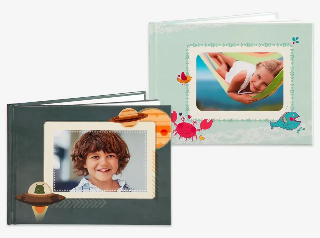 Zwei bunte Freundebuch Vorlagen: eine mit Weltraum-Motiv und einem Jungen, die andere mit Meeres-Motiv und einem M&auml;dchen in der H&auml;ngematte.