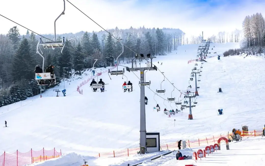 Stacja Narciarska Laworta Ski wyciąg krzesełkowy