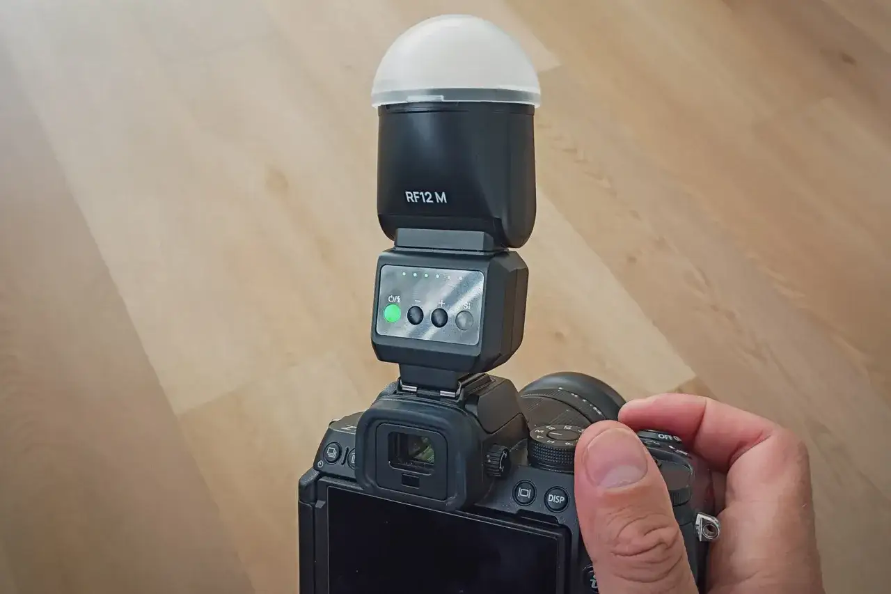 Un flash RF12 M montato su una fotocamera, pronto per uno scatto.
