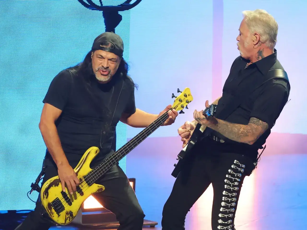 Robert Trujillo z zespołu gra na żółtej gitarze basowej, obok niego James Hetfield.