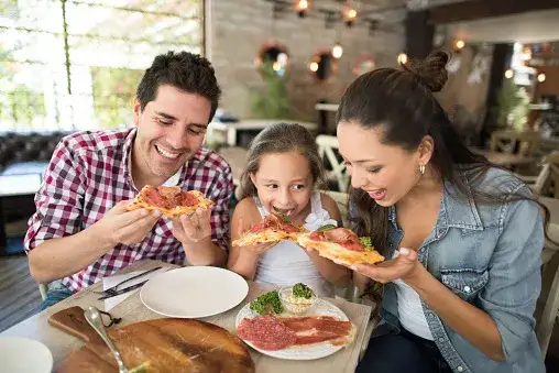 Rodzina je pizzę restauracja