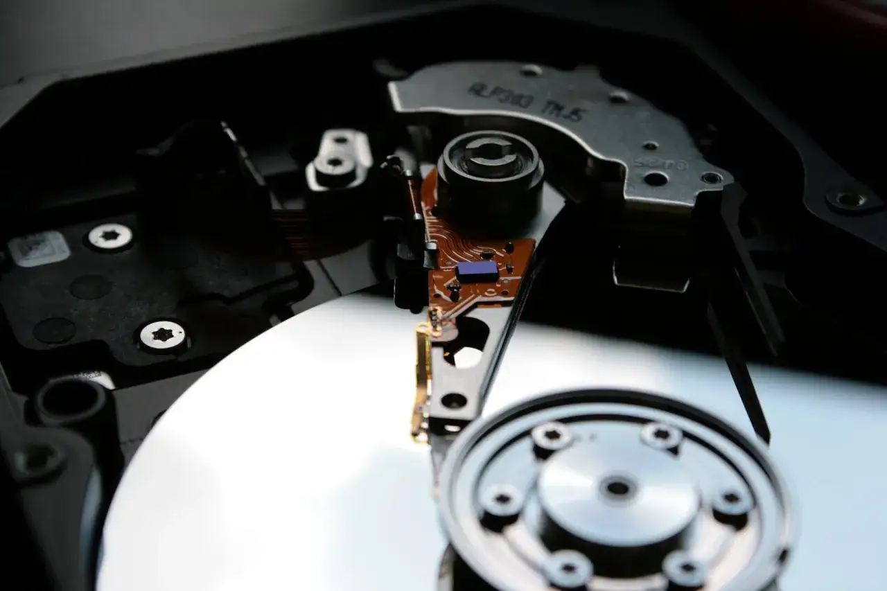 Wnętrze dysku HDD, widok na talerze i elektronikę. Może posłużyć jako wizualizacja dla programu do naprawy dysku HDD.