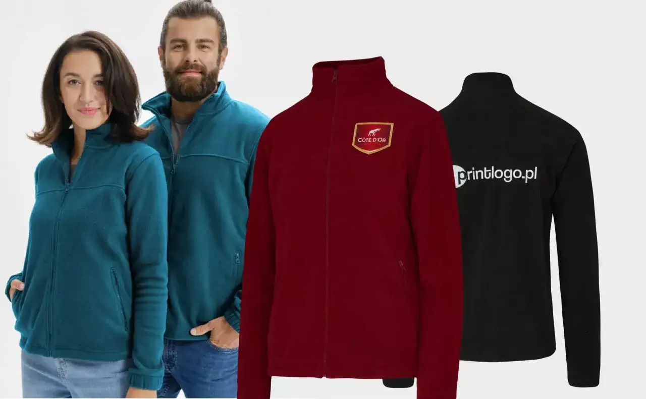 Dopasowane polary firmowe z nadrukiem. Dostępne w kolorach: morski, bordowy z logo, czarny z nadrukiem 
