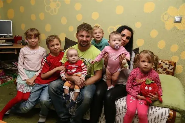 Polska rodzina z dziećmi uśmiechająca się