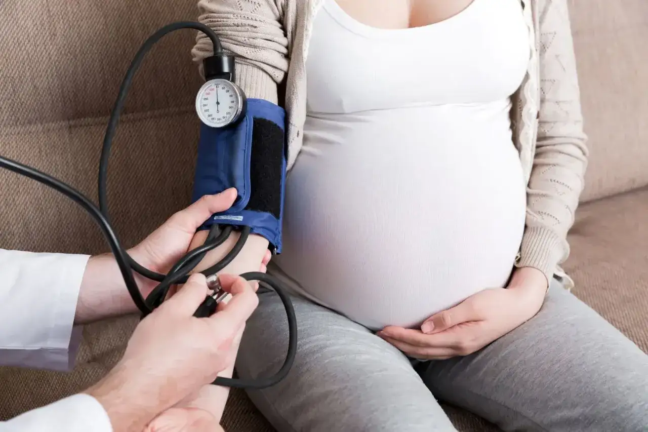 Badanie ciśnienia u ciężarnej. Monitorowanie stanu przedrzucawkowego to kluczowa część opieki prenatalnej.