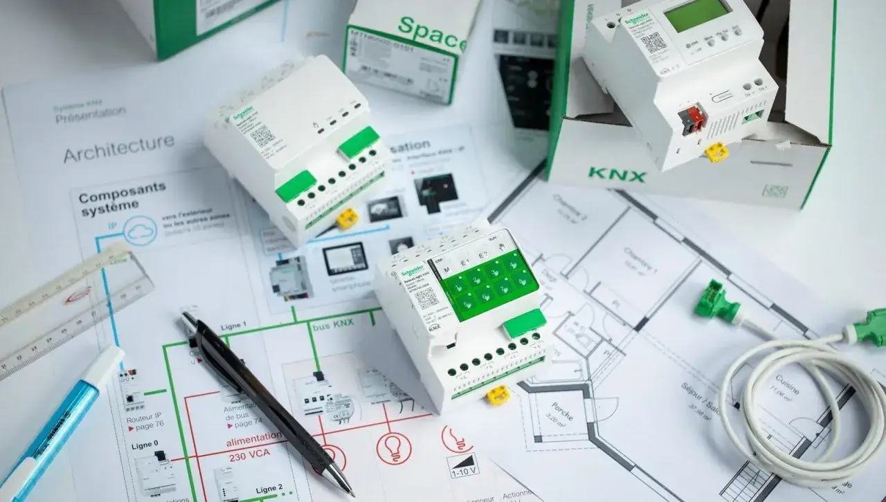 Composants KNX Schneider sur un plan d'architecte. Une solution plus wiser zigbee pour une maison connectée.
