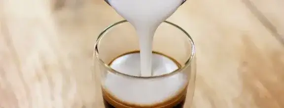 Różne rodzaje mleka do spieniania
