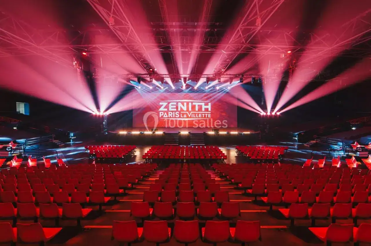 Scène du Zénith Paris La Villette illuminée de rouge, prête pour de futurs concerts.