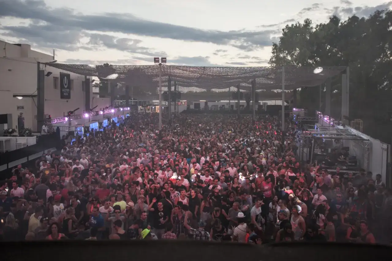 Folla immensa balla sotto il cielo di Ibiza, in una notte indimenticabile alla discoteca Space Ibiza.