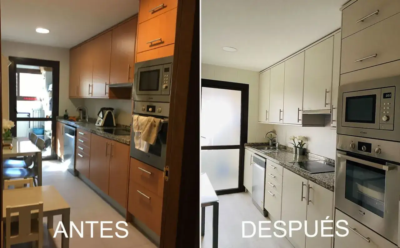 Cocina antes y después: un cambio radical. Muebles de madera oscura transformados a blancos modernos.