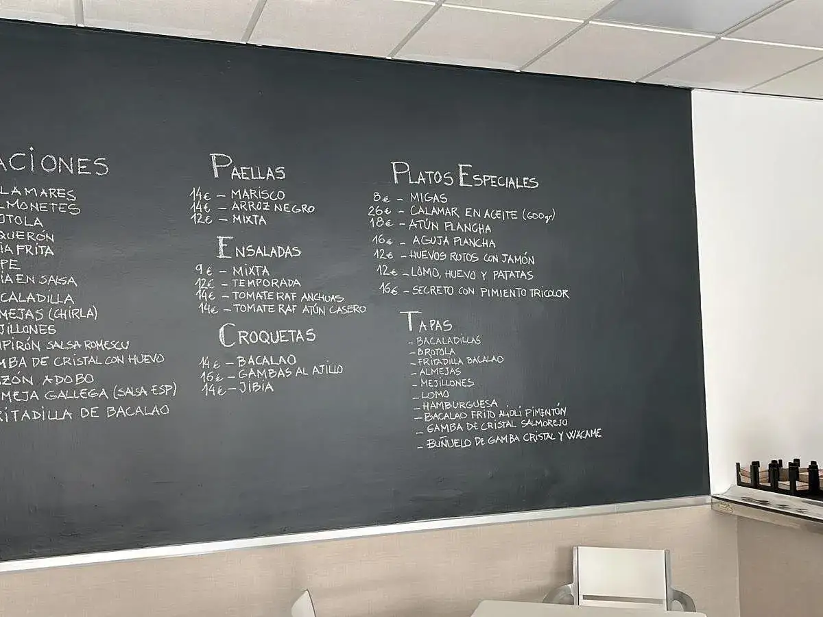 Carta del bar Angelita en Cabo de Gata: paellas, ensaladas, croquetas, tapas y platos especiales.