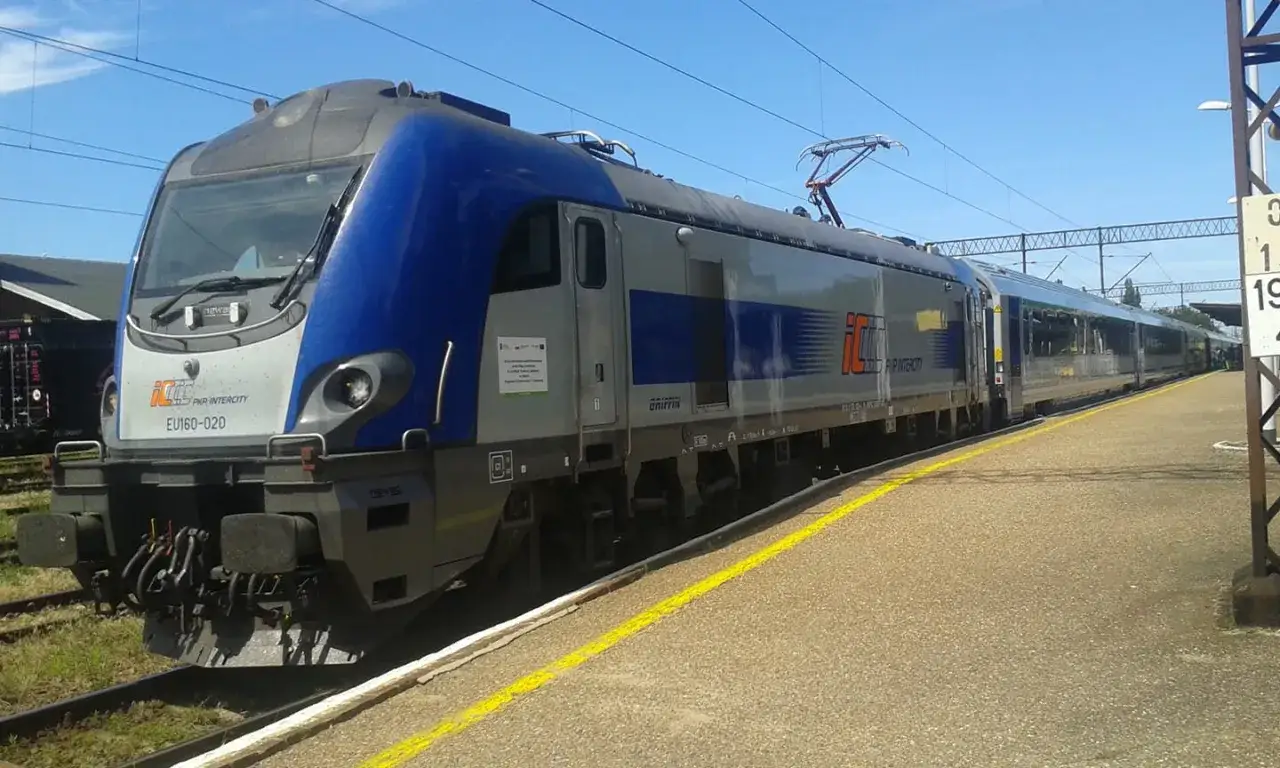 PKP Intercity EU160-020 na peronie, gotowy do podróży. Zastanawiasz się, ile kosztuje bilet do Gdańska?