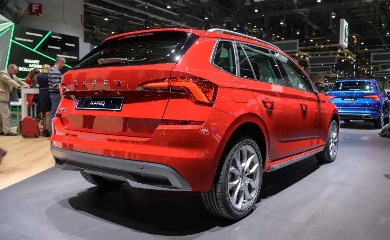 Czerwona Skoda Kamiq na wystawie. Ten SUV oferuje imponujący prześwit, idealny na polskie drogi.