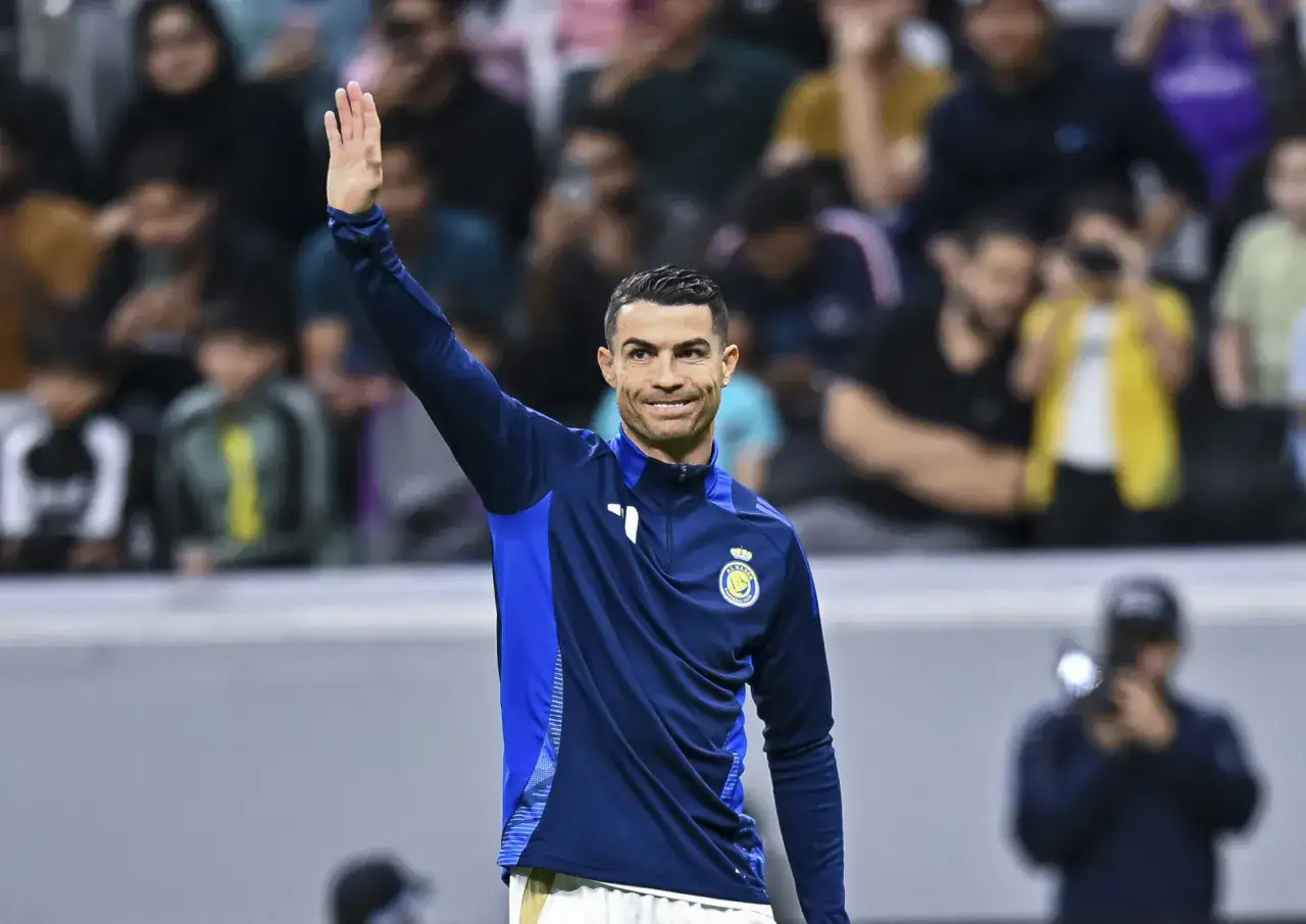 Cristiano Ronaldo pozdrawia kibiców. Zastanawiasz się, ile kosztuje Ronaldo?