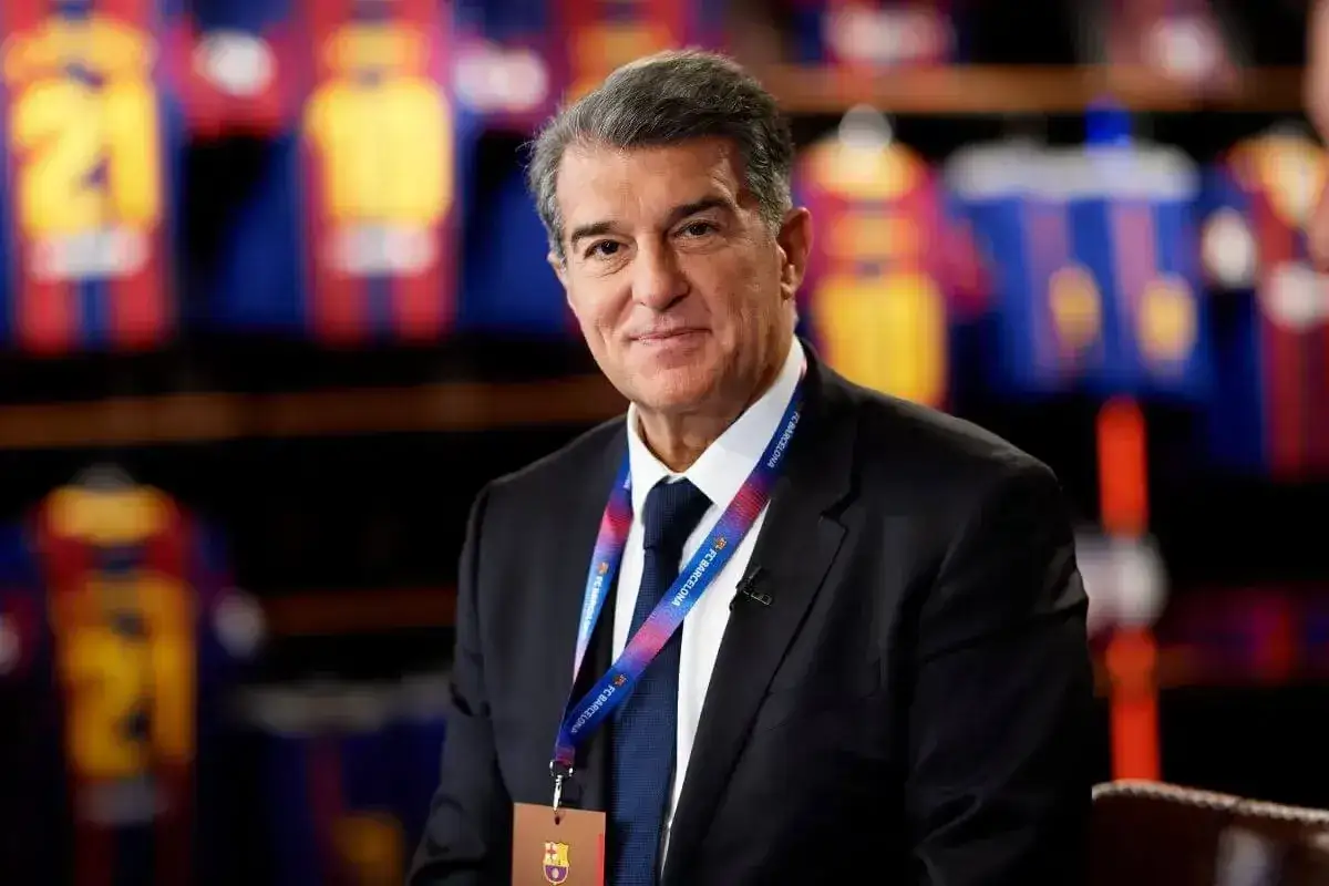 Joan Laporta, właściciel Barcelony, w garniturze z identyfikatorem FC Barcelona.