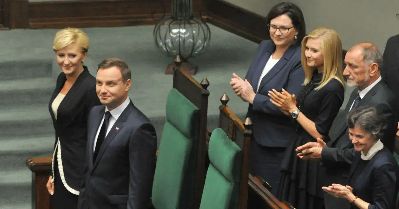 Prezydent Duda i Pierwsza Dama Agata Kornhauser-Duda w sali obrad, podczas posiedzenia **zgromadzenia narodowego**.