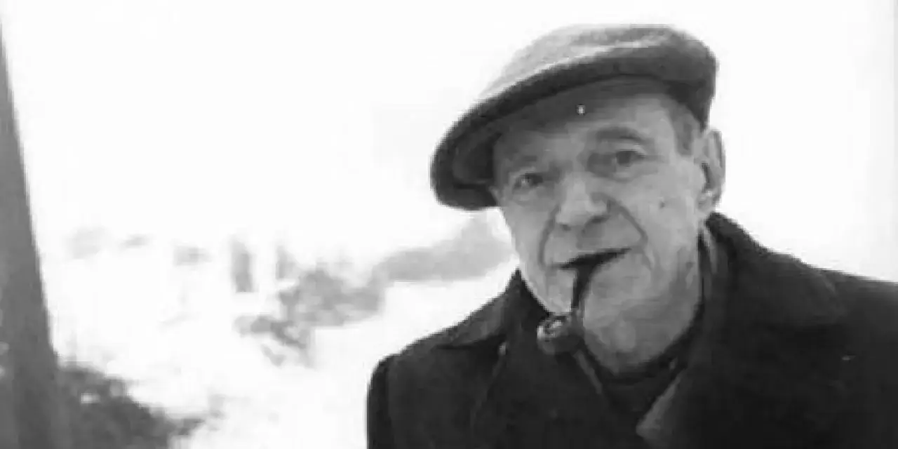 Umberto Saba, con pipa e cappello, in un ritratto che evoca un riassunto della sua poetica intima e quotidiana.