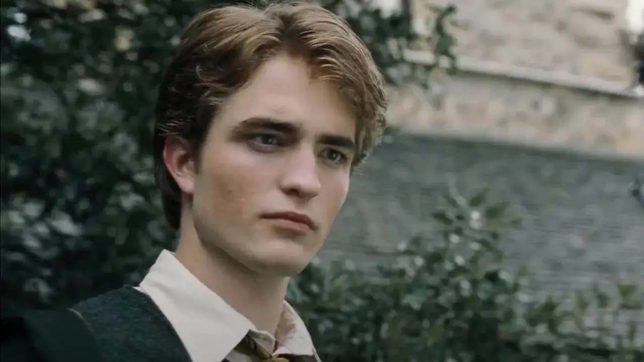 Robert Pattinson jako Cedric Diggory w Harry Potterze, zamyślony w szkolnym mundurku.