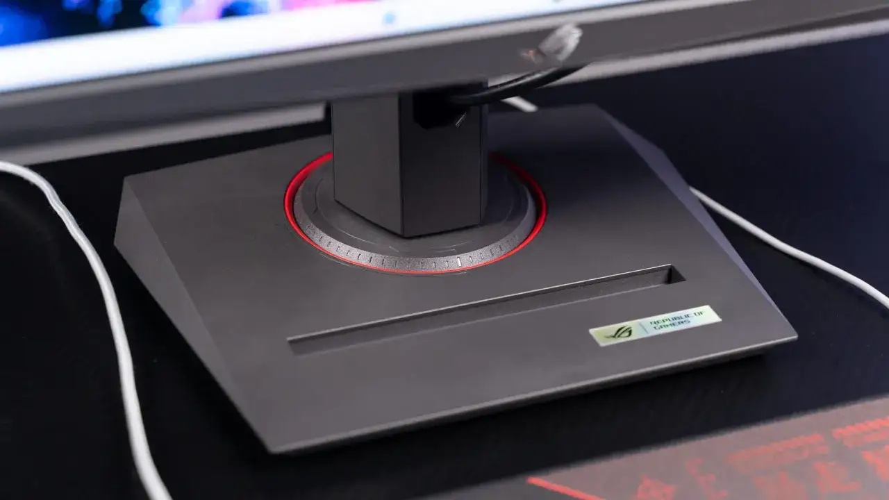 Stabiler Standfu&szlig; des Asus ROG Strix XG27ACS Monitors mit rotem Akzentring und 