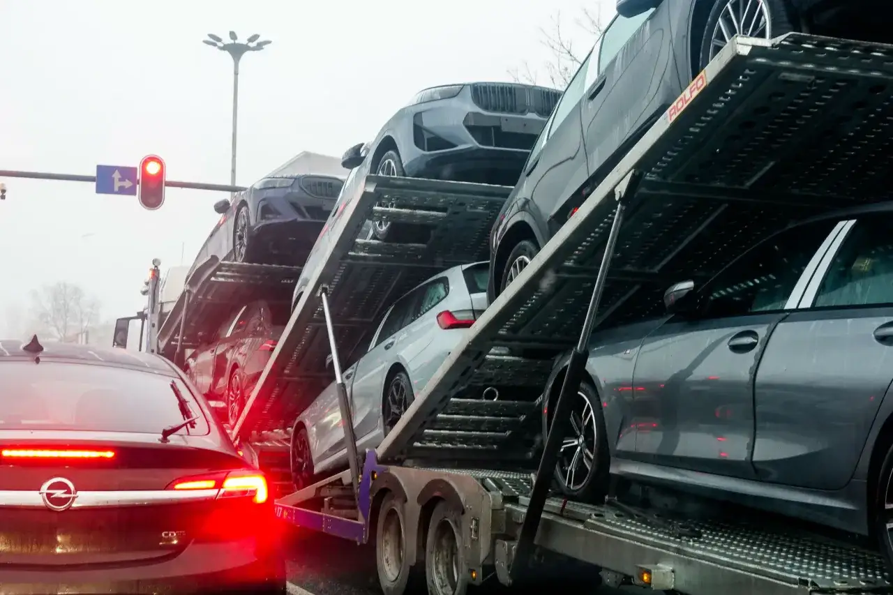 Transport aut na lawecie, być może tak gdzie handlarze kupują auta w Niemczech.