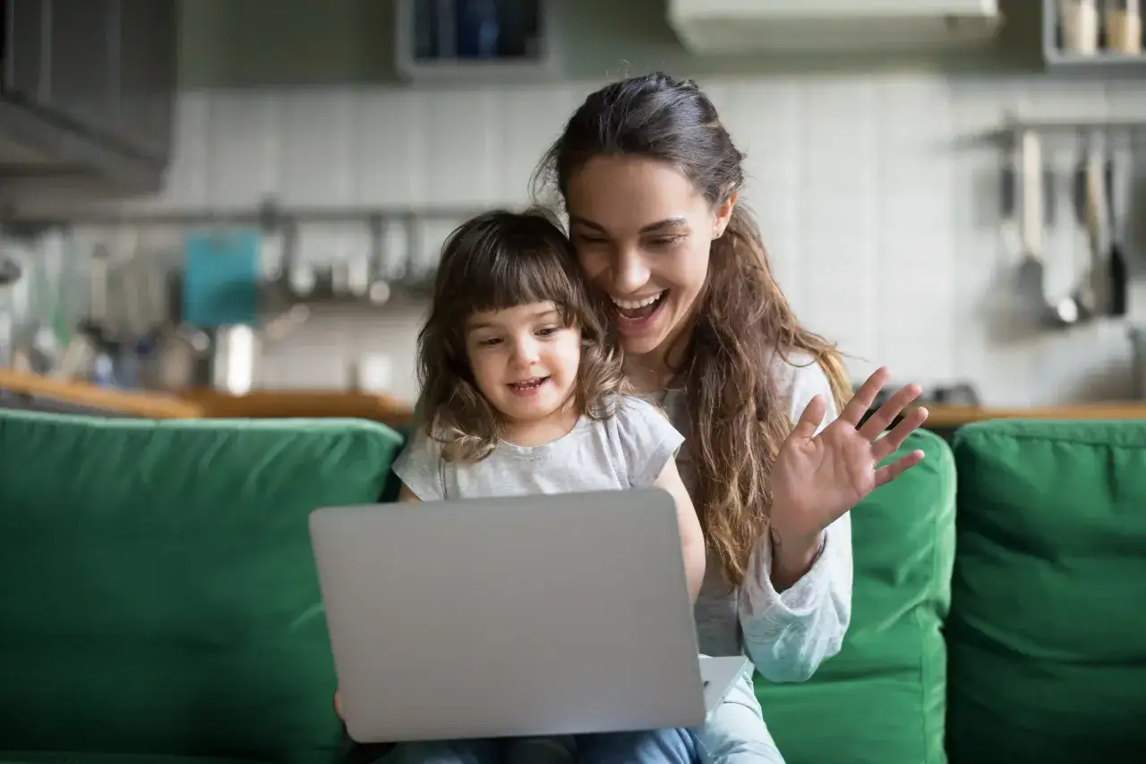 Rodzice przeglądający oferty nian online