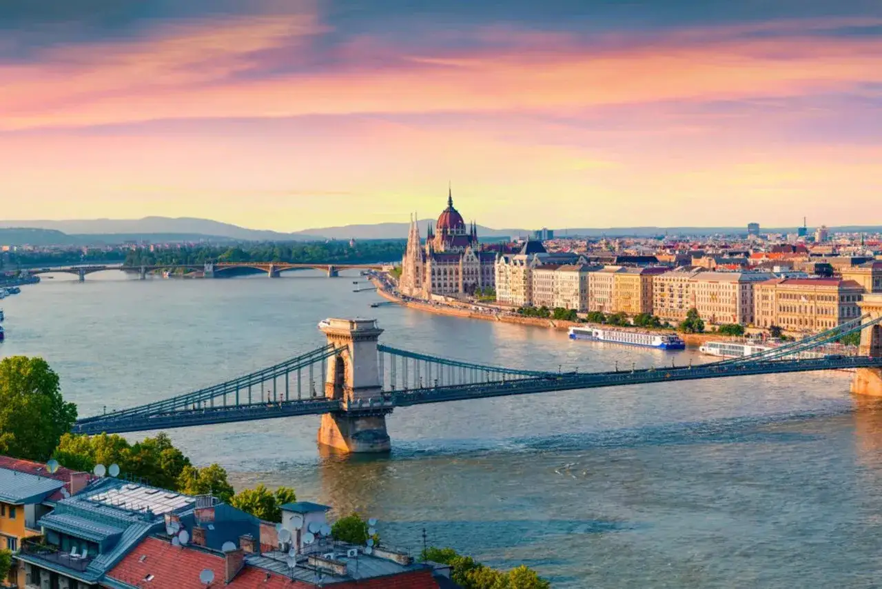 Budapeszt, jeden z najpiękniejszych stolic Europy, z mostem Łańcuchowym i Parlamentem o zachodzie słońca.