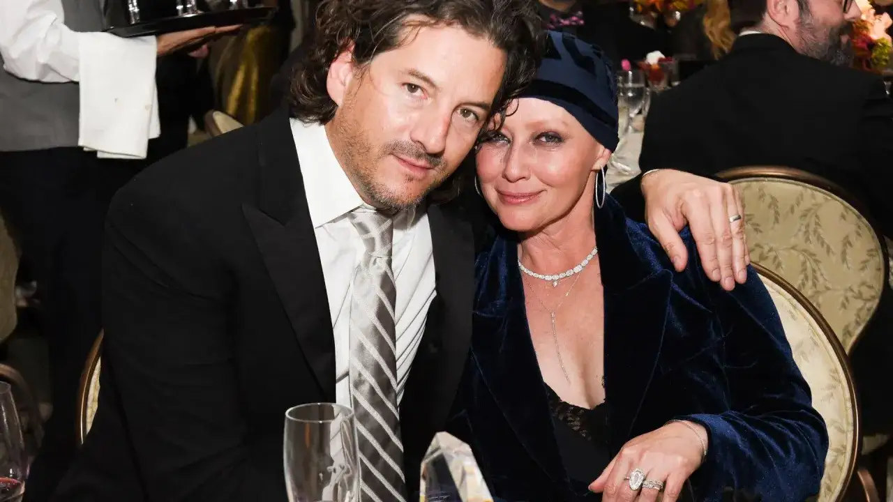 Shannen Doherty och hennes make, Kurt Iswarienko, poserar för en bild.