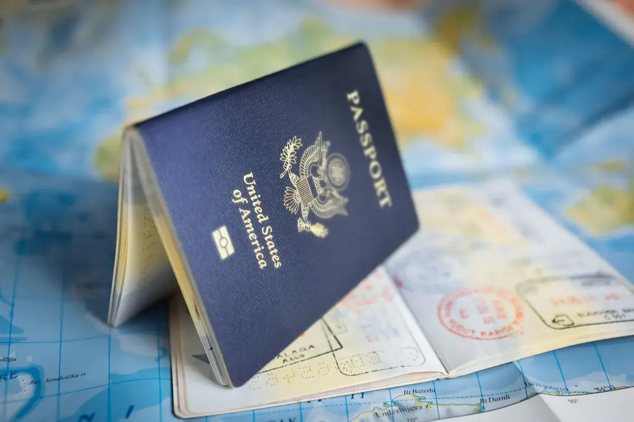 Paszport USA na tle mapy świata. Czy do Szkocji potrzebny jest paszport? Ten dokument jest kluczem do podróży.