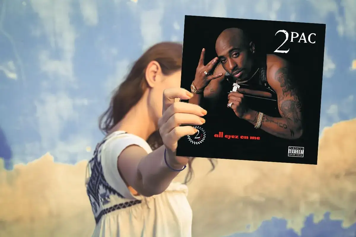 Eine Frau hält das Albumcover