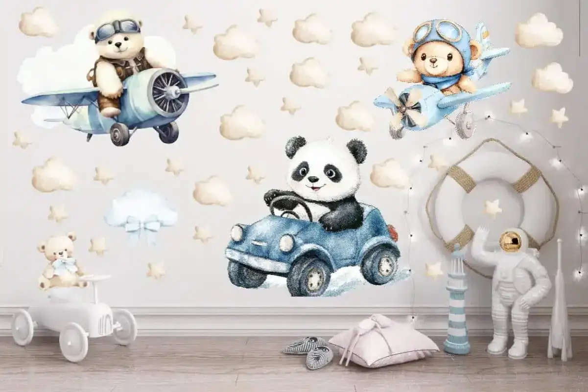 Urocze naklejki na ścianę: panda za kierownicą, misie w samolotach, astronauta i chmurki.
