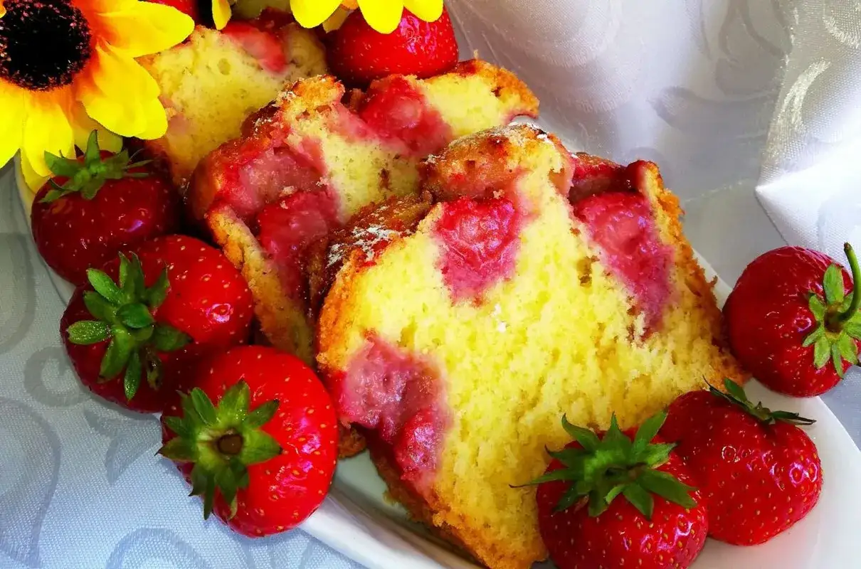 Pyszna babka z owocami, pełna soczystych truskawek, udekorowana słonecznikami. Idealna na letnie popołudnie.