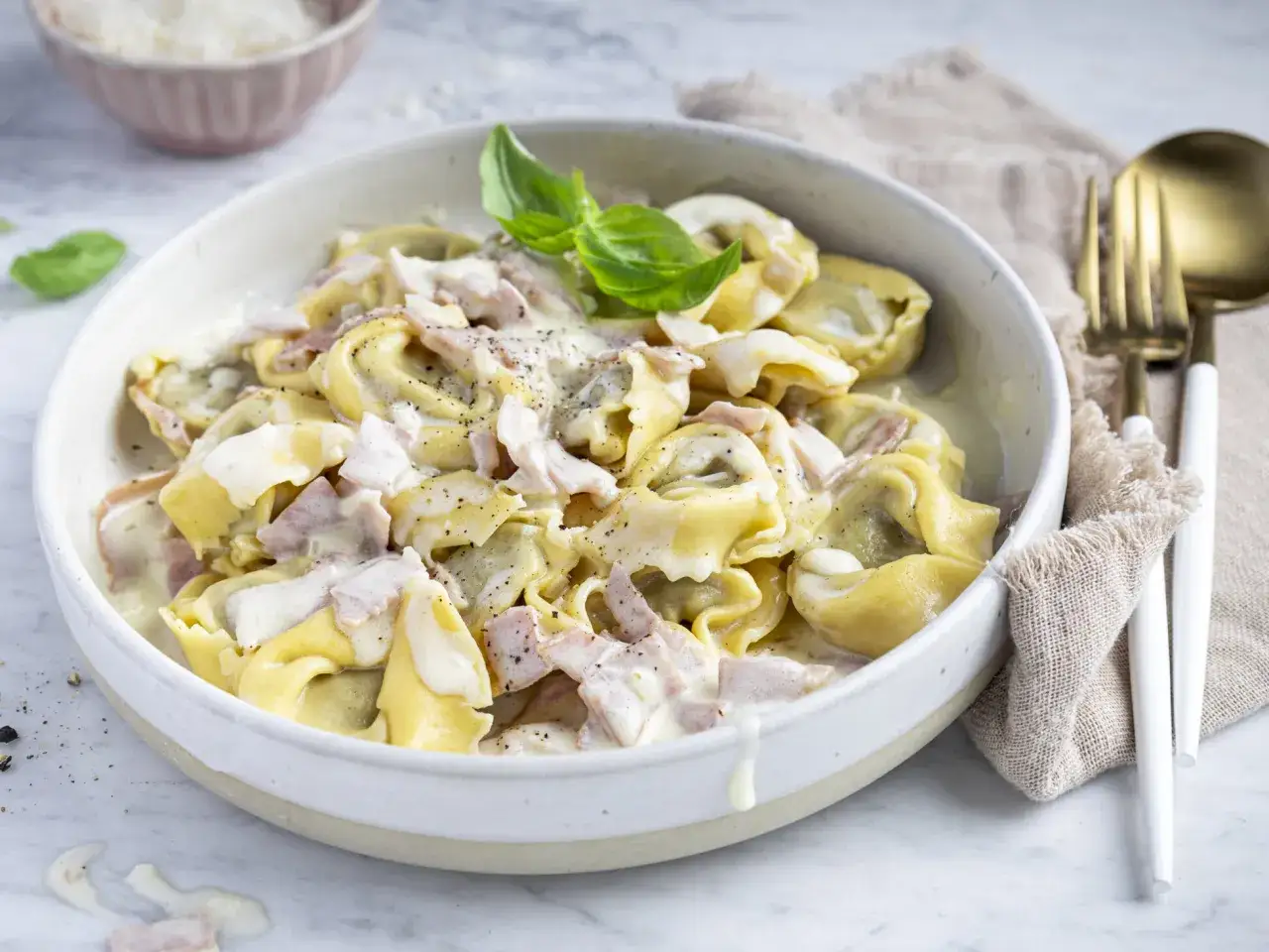 Tortelloni in cremiger schinken sahne sauce, garniert mit Basilikum und frisch gemahlenem Pfeffer. Ein Genuss!