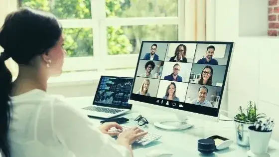 nowoczesna sala sądowa online, rozprawa sądowa zdalna, sąd internet