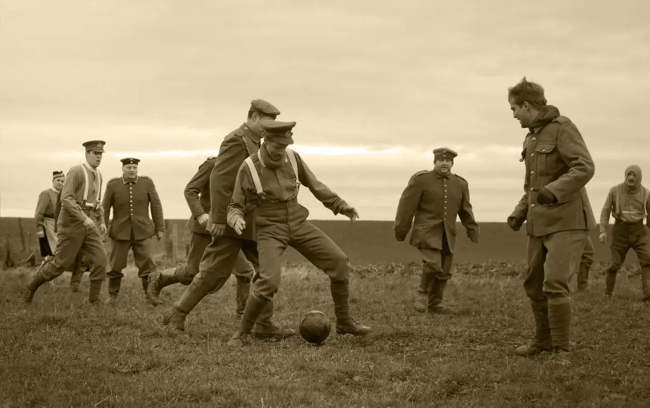 Des soldats jouent au football dans un champ, une sc&egrave;ne &eacute;voquant la tr&ecirc;ve de No&euml;l 1914.