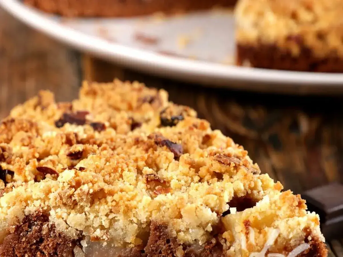 Fetta di crumble pere e cioccolato, con la crosta dorata e friabile che nasconde un cuore morbido e goloso.