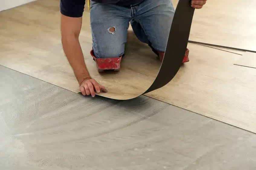panele winylowe imitujące płytki vs płytki ceramiczne porównanie