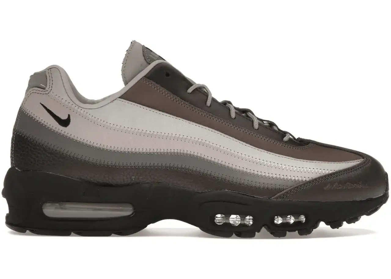 Nike Air Max 95 in Grau-Tönen. Ein Schuh aus der Nike Air Max alle Modelle Liste, mit Air-Dämpfung und Swoosh-Logo.