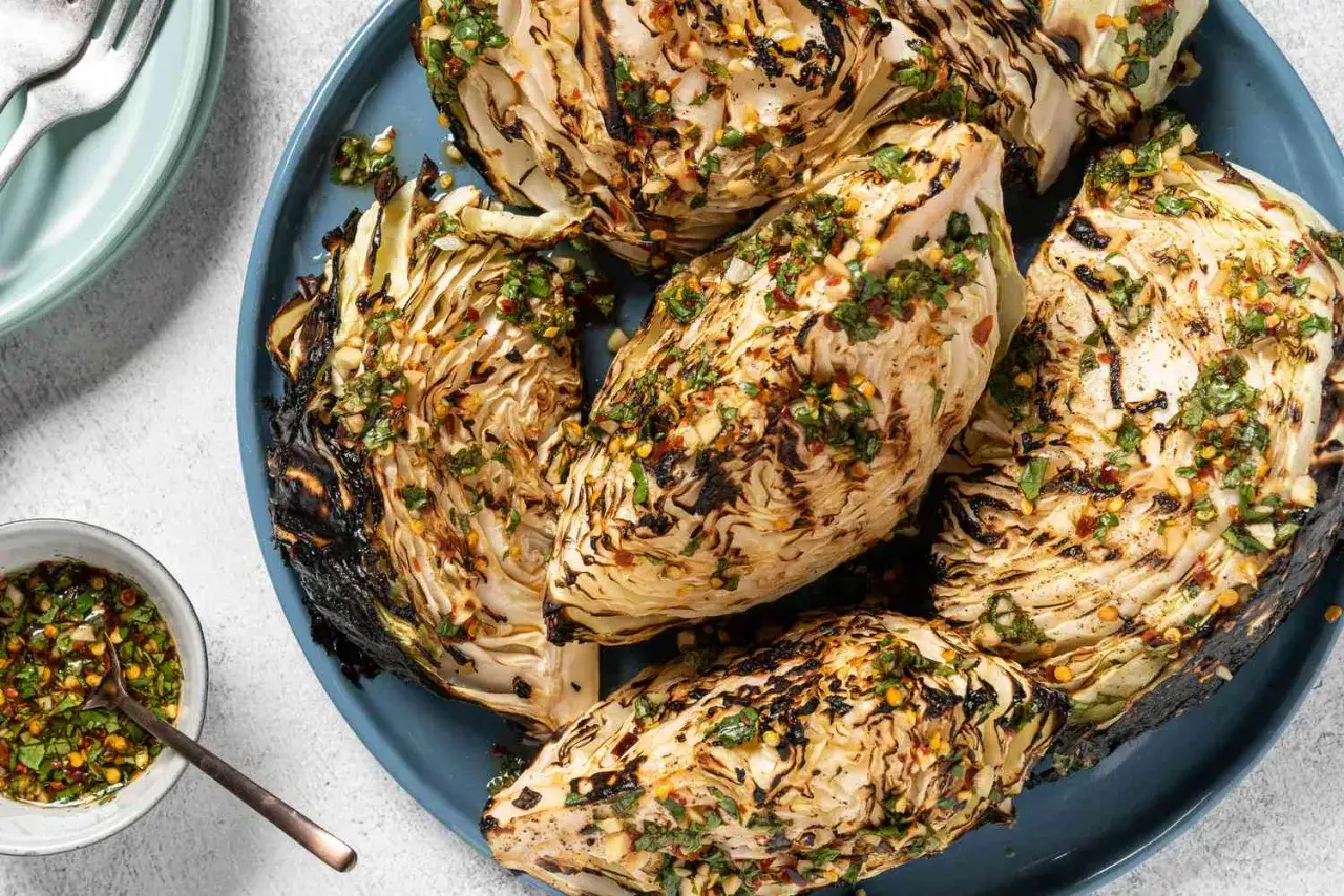 Grillad spetsk&aring;l med en &ouml;rtig dressing, perfekt f&ouml;r sommaren.