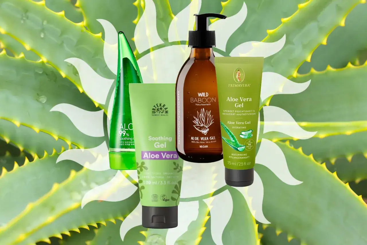 Vier Produkte mit Aloe Vera Gel, darunter Naturkosmetik, vor einem Hintergrund aus Aloe-Vera-Blättern.