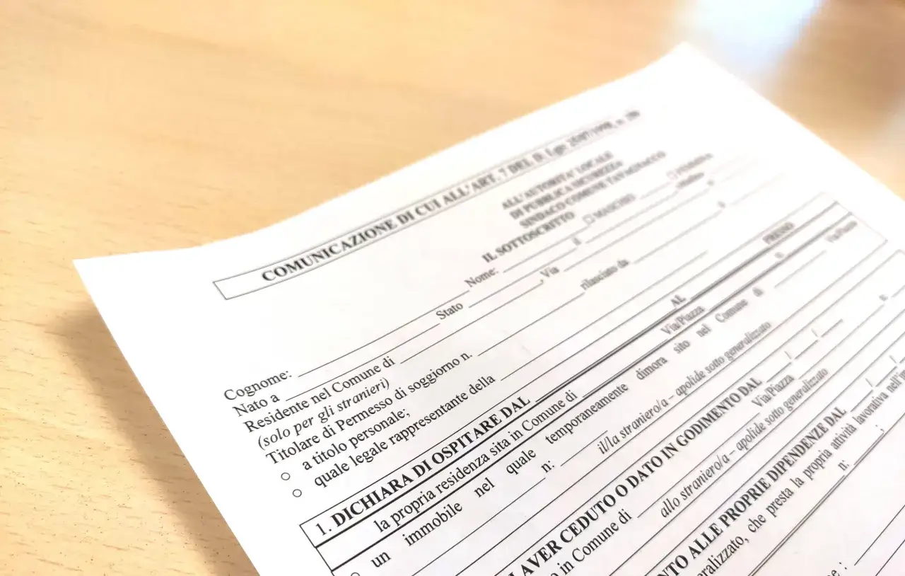 Modulo per la comunicazione di ospitalità, utile per la residenza senza contratto di affitto. Dettagli su chi ospita e chi è ospitato.