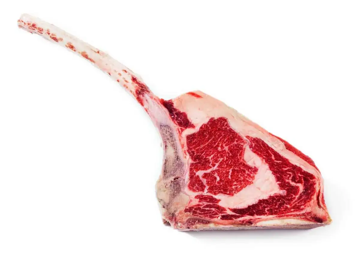 En rå tomahawk-biff med långt ben, perfekt för att grilla.