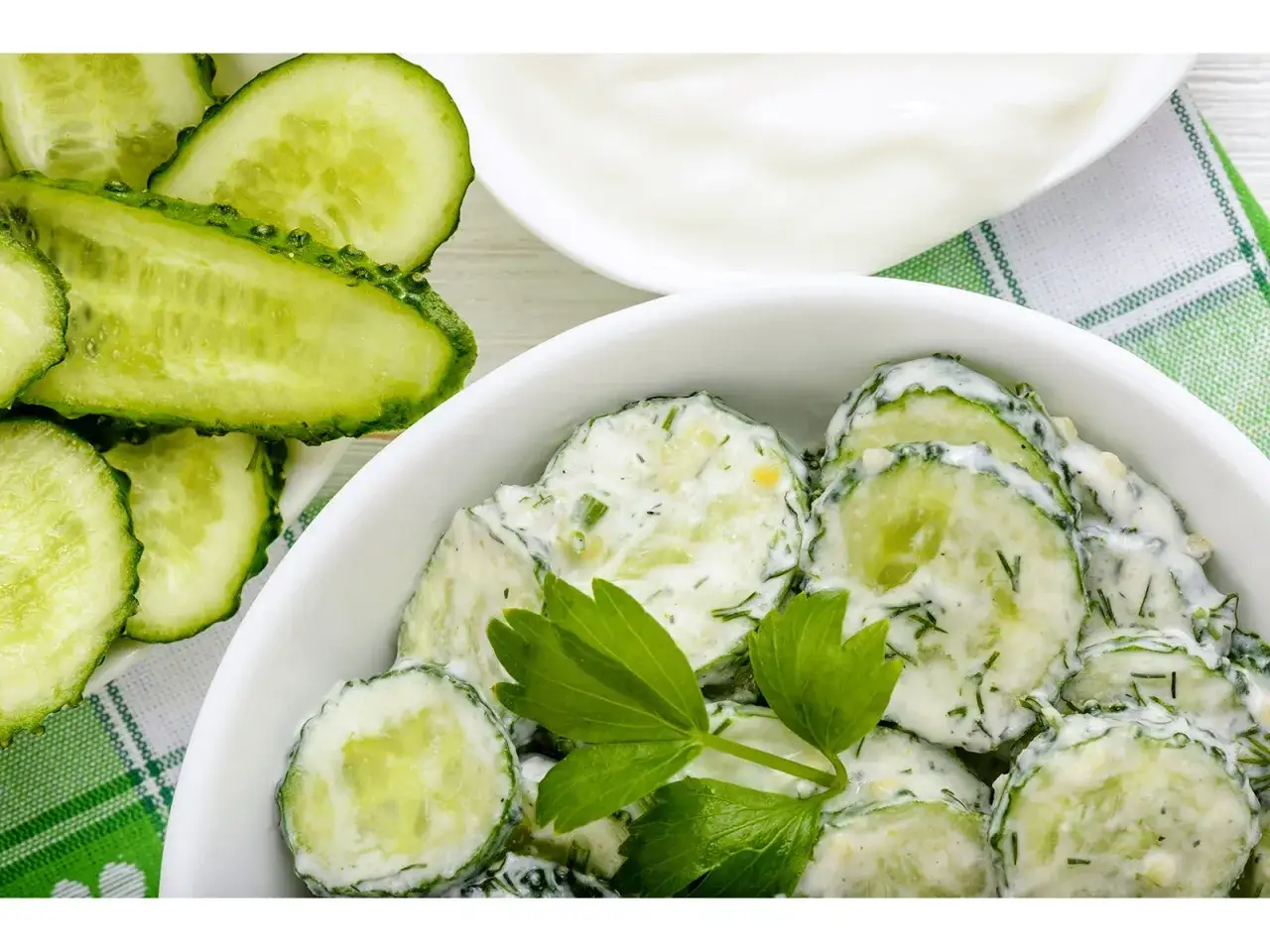 Frischer Gurkensalat mit Dill und Joghurt-Dressing. Ein einfaches gurkensalat rezept für den Sommer.