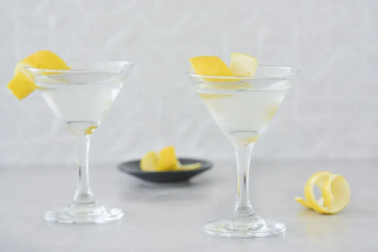Dwa eleganckie Martini z cytrynową skórką. Idealny Martini przepis na letnie wieczory.