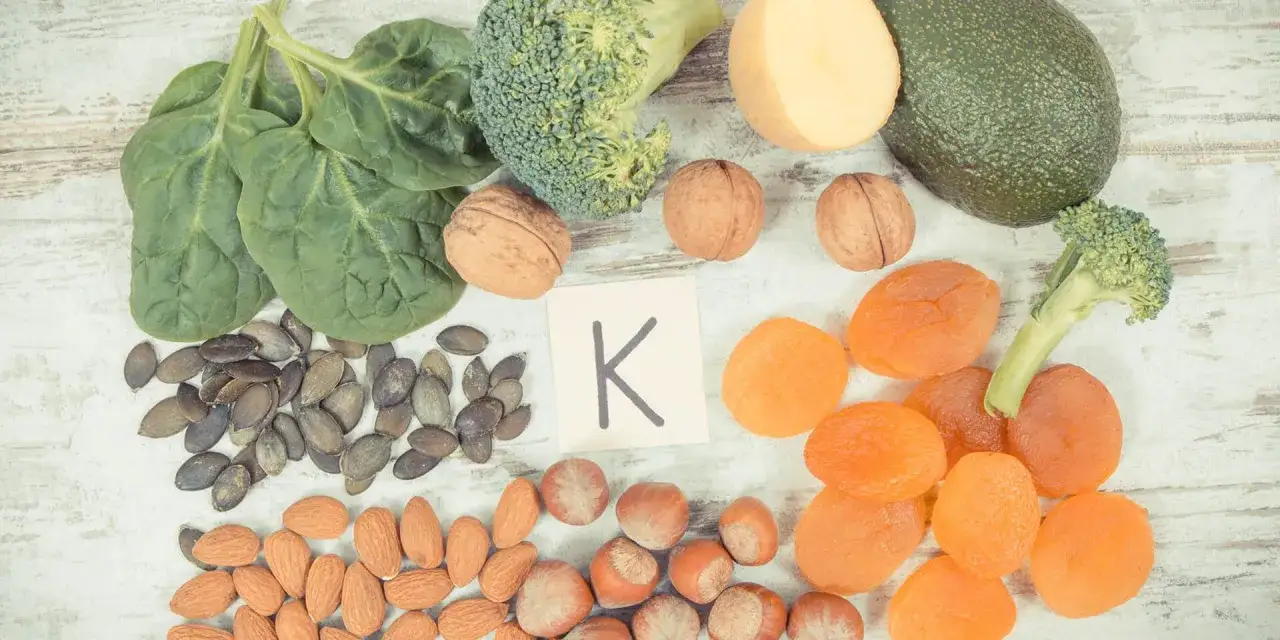 Spinaci, broccoli, avocado, noci, albicocche secche e semi: alimenti ricchi di vitamina K. Attenzione alle controindicazioni se si assumono anticoagulanti.