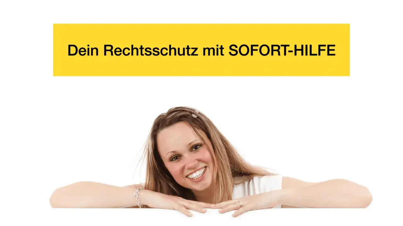 Lächelnde Frau mit Schmuck, die sich auf eine weiße Fläche stützt. Dein Rechtsschutz mit Soforthilfe – Ehe-Rechtsschutz ohne Wartezeit.