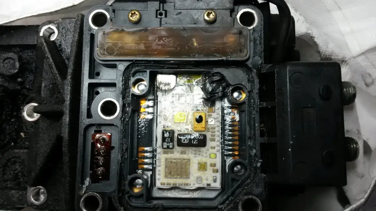 Wnętrze sterownika pompy paliwa z widoczną płytką drukowaną, elementami elektronicznymi i złączami.