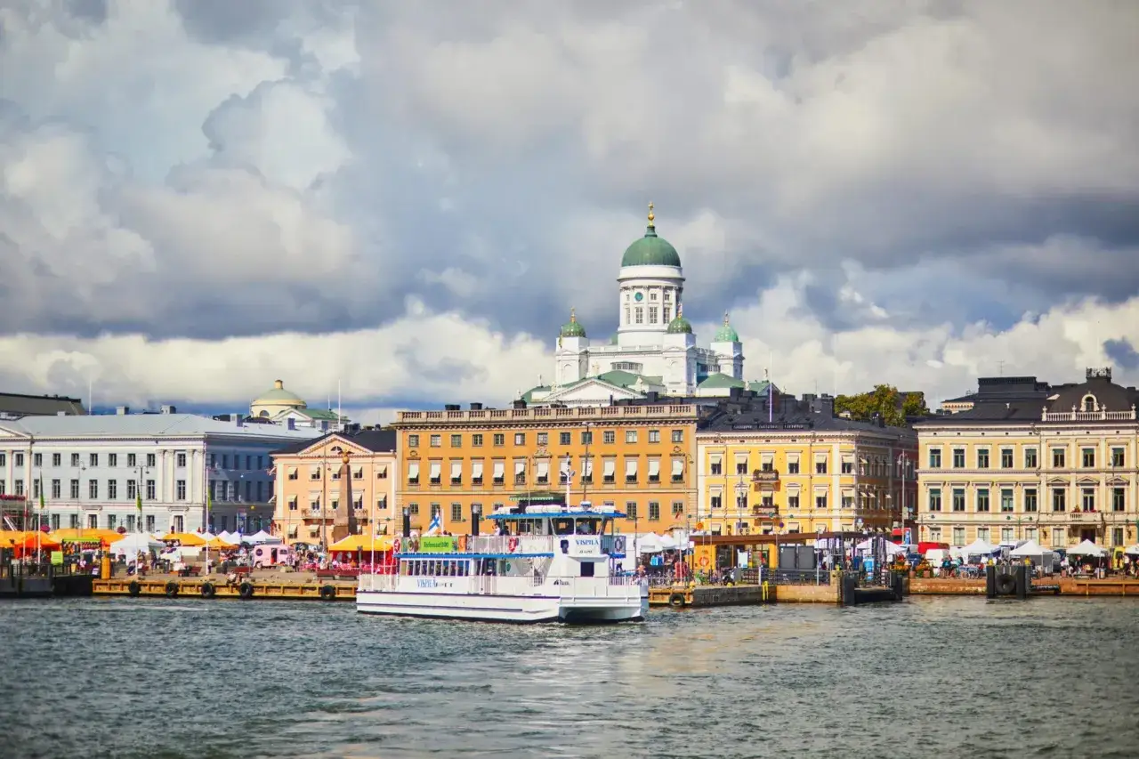 Prom z Tallinna do Helsinek przybija do portu. W tle biała katedra z zieloną kopułą.